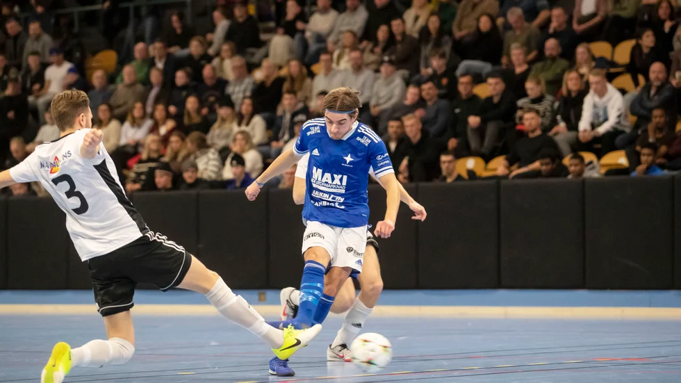 IFK Motalas Jacob Wickström hinner precis få iväg skottet innan Mjölby Södras ALbin Leek-Magnusson hinner fram.