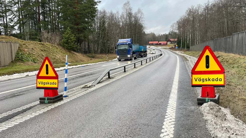 Trafikverkets entreprenör placerade varningsskylten för vägskada framför påbudsmärket. Nu har dock påbudsmärket blivit påkört. 