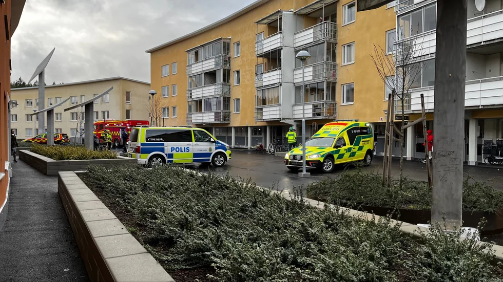 En person larmade om att det bolmade ut rök från en balkong i Navestad på onsdagslunchen.