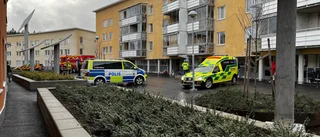 Kvinna lindrigt skadad efter lägenhetsbrand