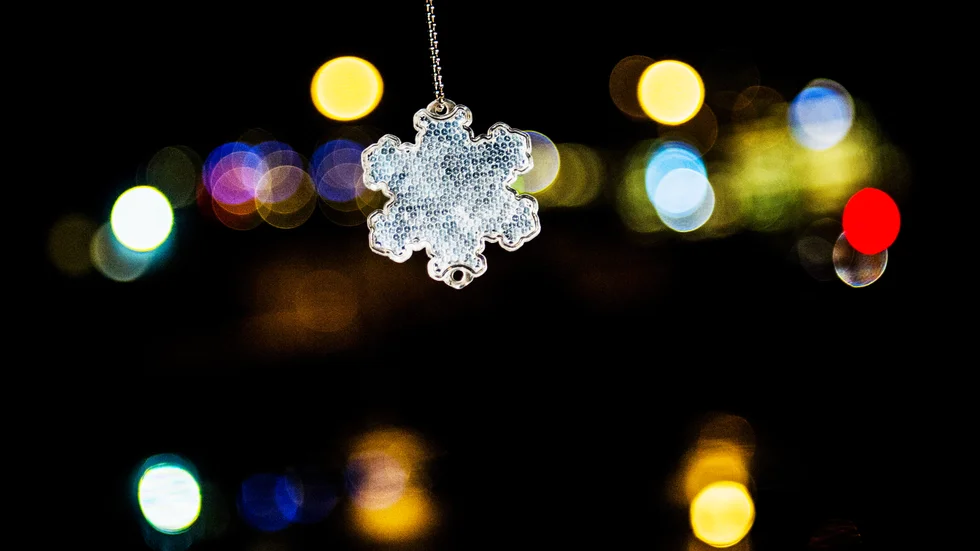 Mörkt klädda gångtrafikanter smälter in i asfalten och syns inte för bilisterna. Det löser man enkelt med en reflex.