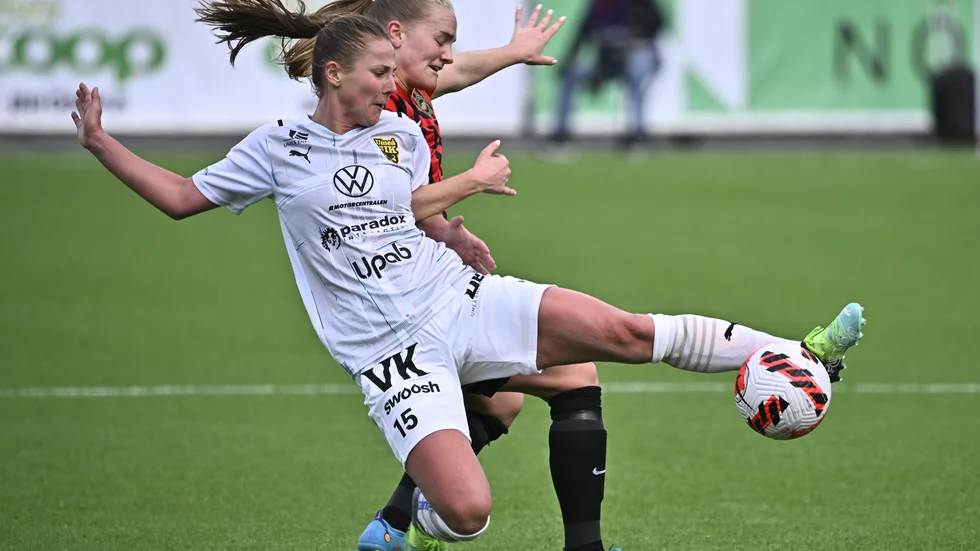 Olivia Holm och Brommapojkarnas Klara Andrup i kamp om bollen.