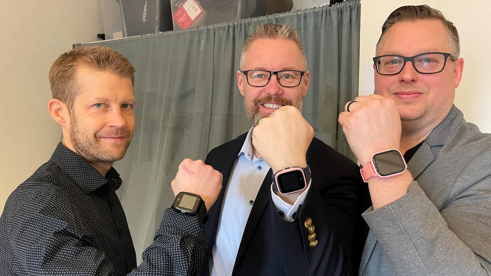 Niklas Ellerstad, Pelle Sundqvist och Fredrik Pilegård driver Enköpingsföretaget Safekid som nu ska sälja smartklockor för barn, i samarbete med mobiljätten Tre.