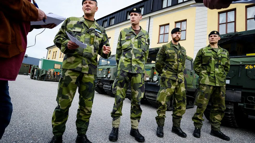 GOTLAND. Så här såg det ut när  Mikael Frisell, regementschef för Norrbottens regemente, berättade om uppdraget på Gotland. Bredvid honom stod tre som åker dit:  Mathias Vainionpää, kompanichef för första pansarskyttekompaniet vid I19, Christofer Böckerman, ställföreträdande gruppchef, och Joakim Söderstörm, extra vagnchef på stridsfordon 90.