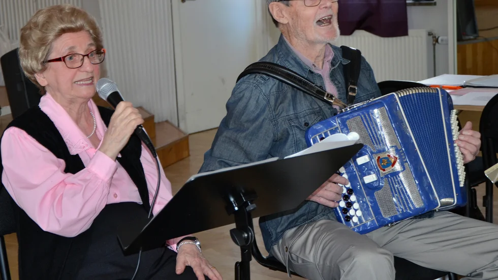 Allsång. Gun Lindberg och Sven Andersson underhöll.