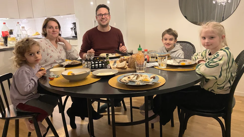 Manuela, Cassia La Serra, Emerson Suckow, Henrique och hans kompis Miley Holst vid middagsbordet på Ringugnsvägen i Stallarholmen där det serverades feijoada, något av en brasiliansk nationalrätt.