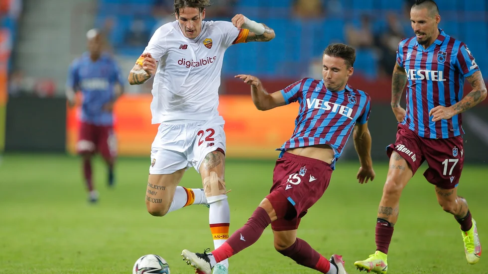 Anders Trondsen tacklar Romas Nicolò Zaniolo. Till höger syns tidigare IFK Göteborgs-spelaren Marek Hamsik. Arkivbild.