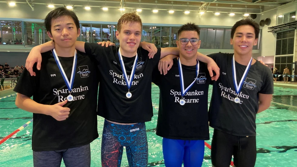 Laget över 4x100 meter fritt slutade trea. 
Från vänster syns Hanlinag Xie, Olle Jansten, Carl Larsson och Mario Orrego.