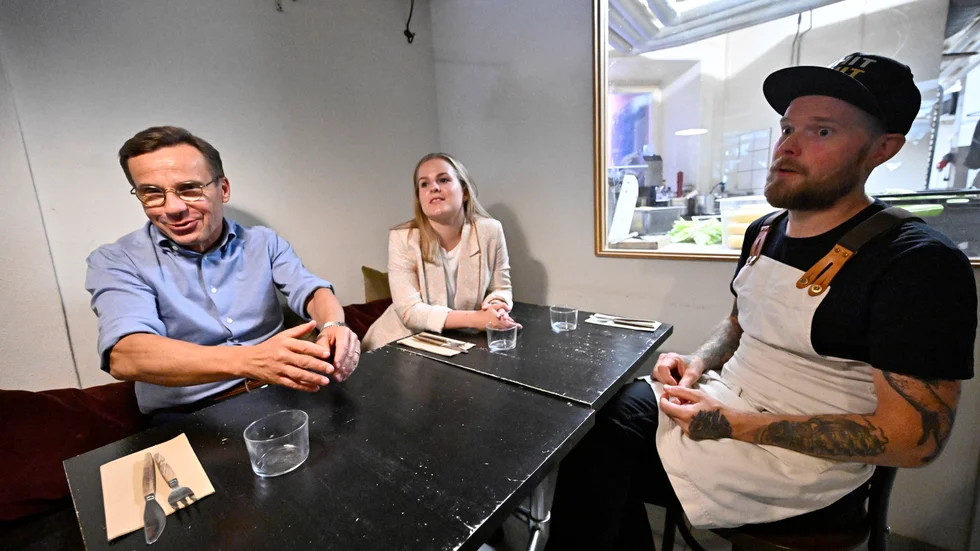Ulf Kristersson (M) samtalar med Joel Lindqvist, ägare av Mat-och chokladstudion i Malmö under slutspurten av valrörelsen 2022. Arkivbild.