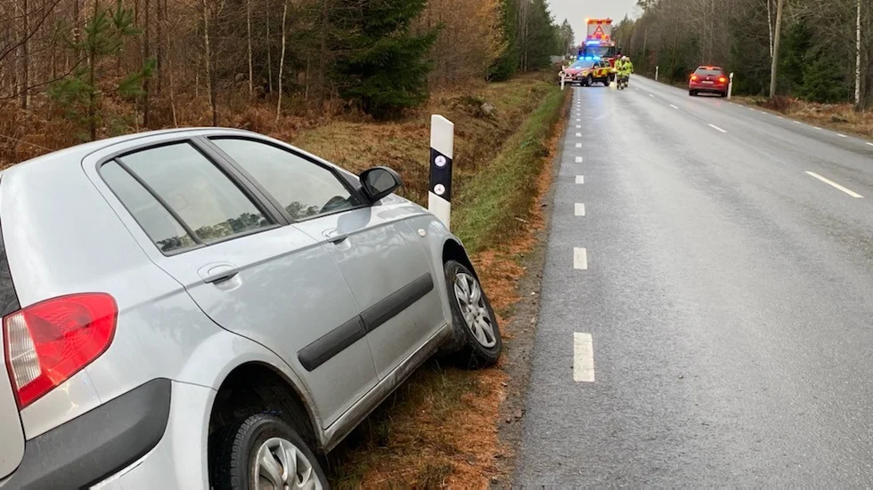 Bilen färdades i riktning mot Vimmerby, när den av okänd anledning hamnade i diket.