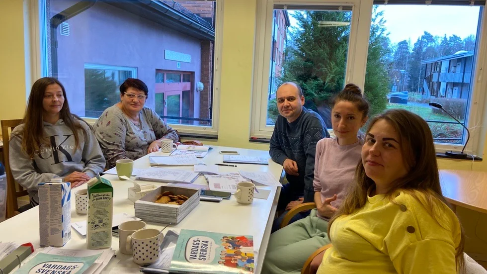 Olga Volosheniuk, Vlalina Zargorodhsi, Malyna Zavhorodnia, Tatiana Simashkevych och Julia Brovko möts på tisdagar och torsdagar i anslutning till boendet i Storebro för att studera svenska.