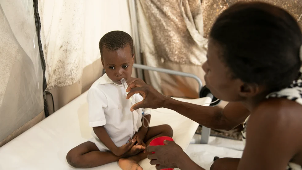 Ett barn vårdas för kolera i Haitis huvudstad Port-au-Prince. Bild från i fredags.