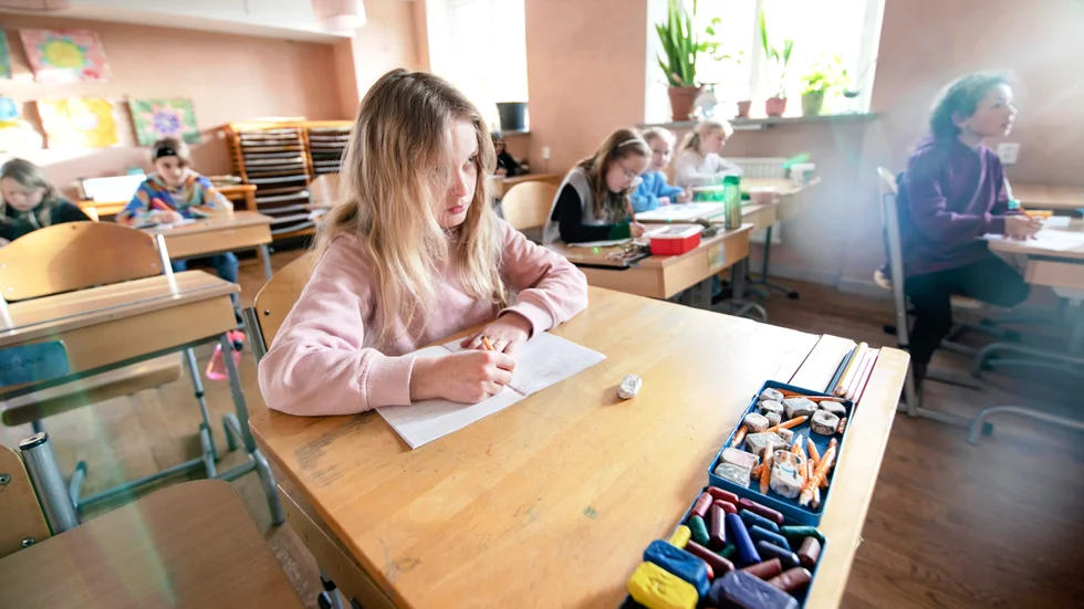 Orionskolan i Visby har blivit omtalad i hela landet för att de vill att eleverna i de yngre årskurserna ska lära sig att skriva för hand innan de börjar med digitala hjälpmedel. Vilket de fick kritik för av Skolinspektionen.