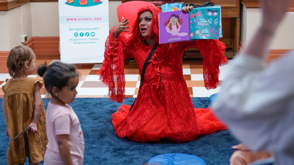 Drag Story Hour på ett bibliotek i New York. 