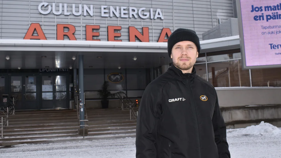 Petter Emanuelsson spelade 27 matcher med Piteå säsongen 2011-12. På bilden ses han utanför sin hemmaarena, Energi arena, i Uleåborg. 31-åringen har trivs väldigt bra i den finska storstaden under de två säsonger han har varit där.