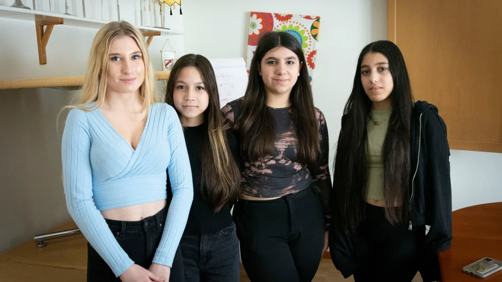 Julia Pehkonen, Lina Eriksson, Marie Levonyan och Iman Khaled från Tunaskolan. "Jag har insett att jag kan mer engelska än jag trodde", säger Julia.