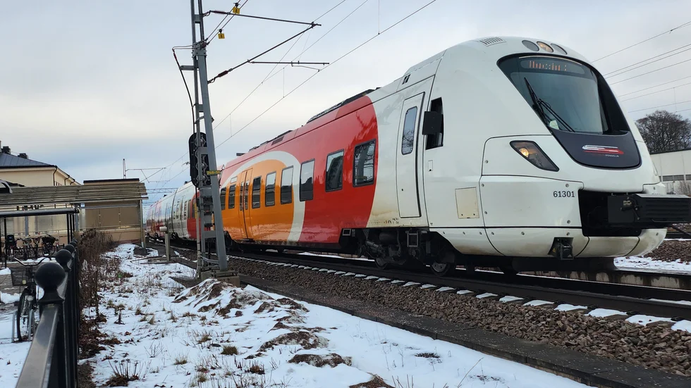 Billigare, men ändå glest med resenärer, när tåget lämnar perrongen under den tidiga eftermiddagen