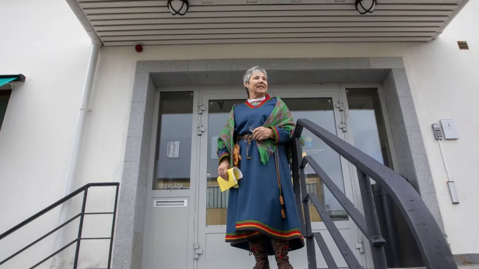 Länsstyrelsen menar att kåtan bör avlägsnas medan Anita Gimvall hävdar att hon har rätt att ha en kåta på den plats där hennes samiska släkt hållit till i flera generationer.