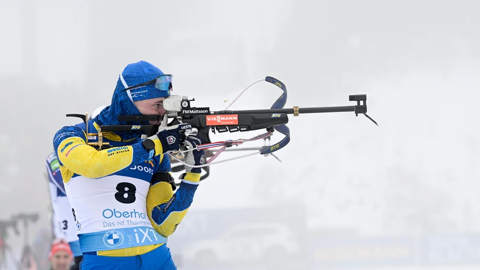 Sebastian Samuelsson under inskjutningen till sprinten. Om dimman blir lika tät till jaktstarten kan loppet ställas in, tror han.
