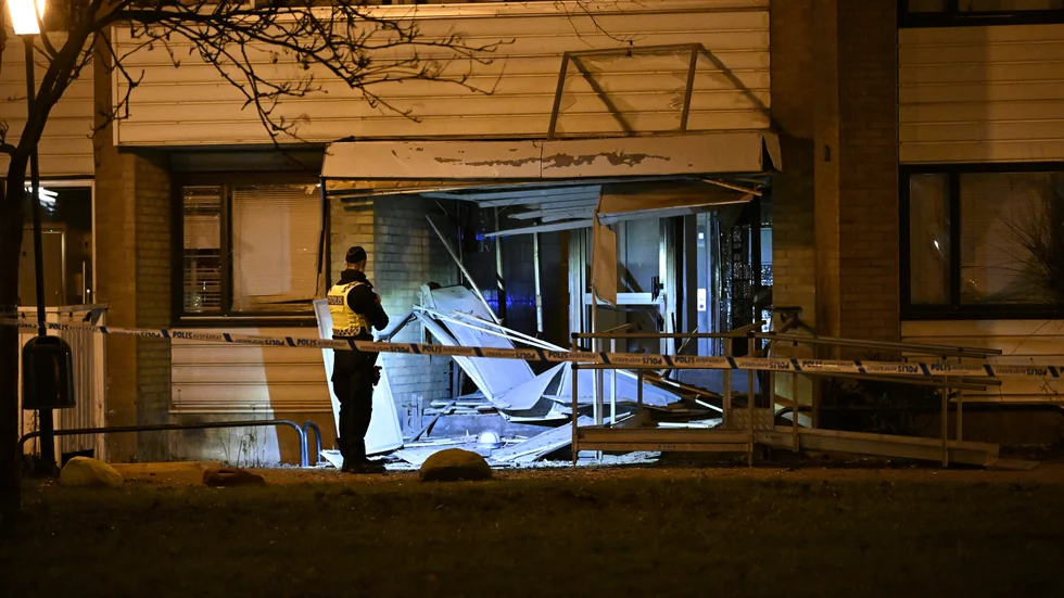 Polis på plats vid en av de drabbade adresserna i Landskrona på söndagskvällen.