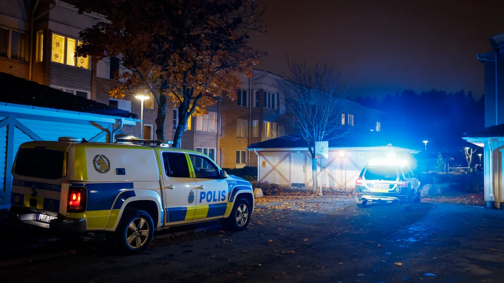 Polis på plats i stadsdelen Bäckby i Västerås där en man i 20-årsåldern sköts tidigt på tisdagskvällen. Arkivbild.