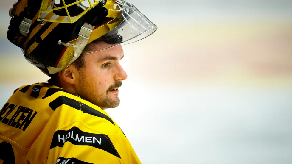 Gustaf Lindvall missade AIK:s träning under fredagen. Pierre Johnsson var fåordig om målvaktens frånvaro.