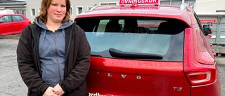 Få har utnyttjat körkortslånen via CSN hittills • Enköpingstjejen Mikaela: "För mig absolut värt det"