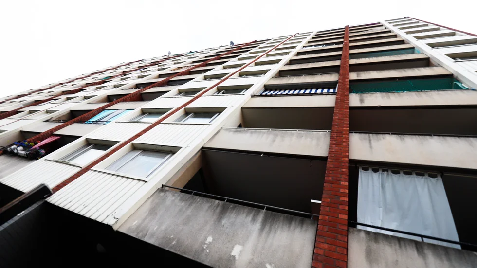 Tisdagskvällens misstänkta skjutning ska ha inträffat vid ett bostadshus strax bakom Årby centrum.