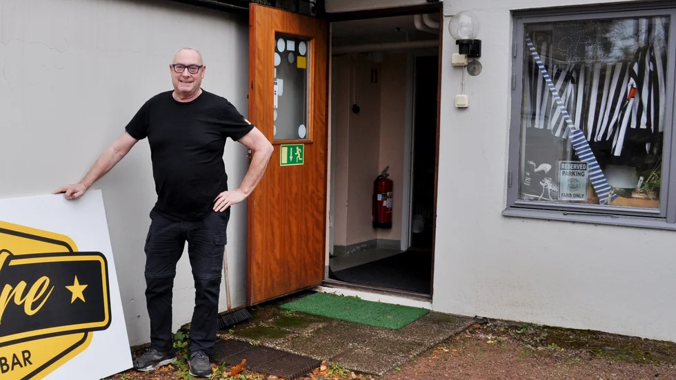 Kenth Lindgren utanför sin källarlokal där han nu bedriver en sportbar på hobbynivå.