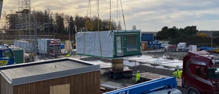 Här byggs 100 lägenheter i Gånsta • Varje hus byggs på en dag: "På åtta timmar ska det vara monterat"