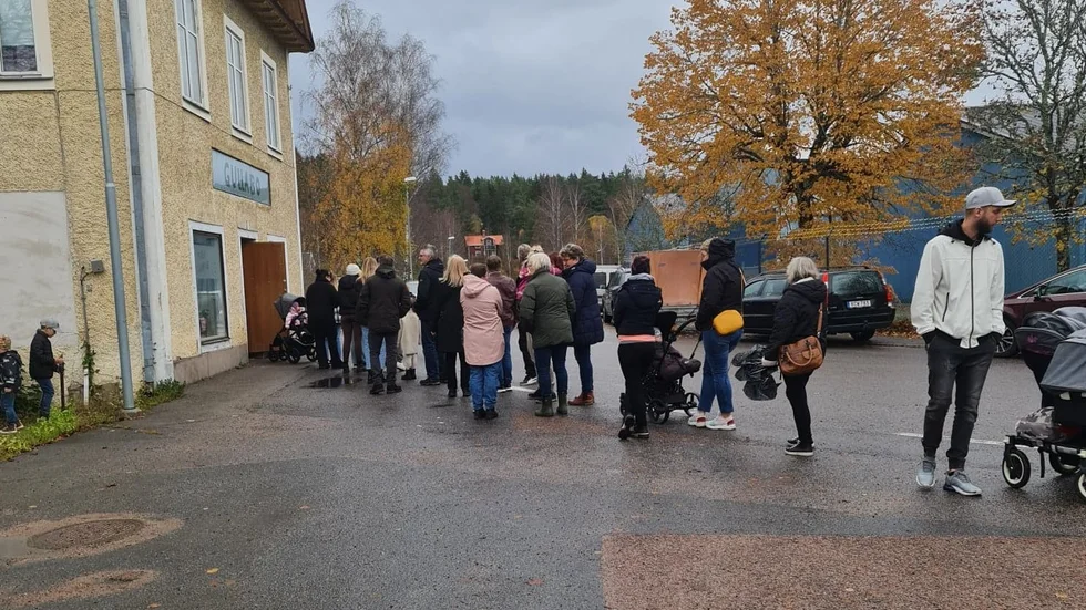 Redan vid klockan 11, när man öppnade, ringlade sig kön till loppisen lång.  
