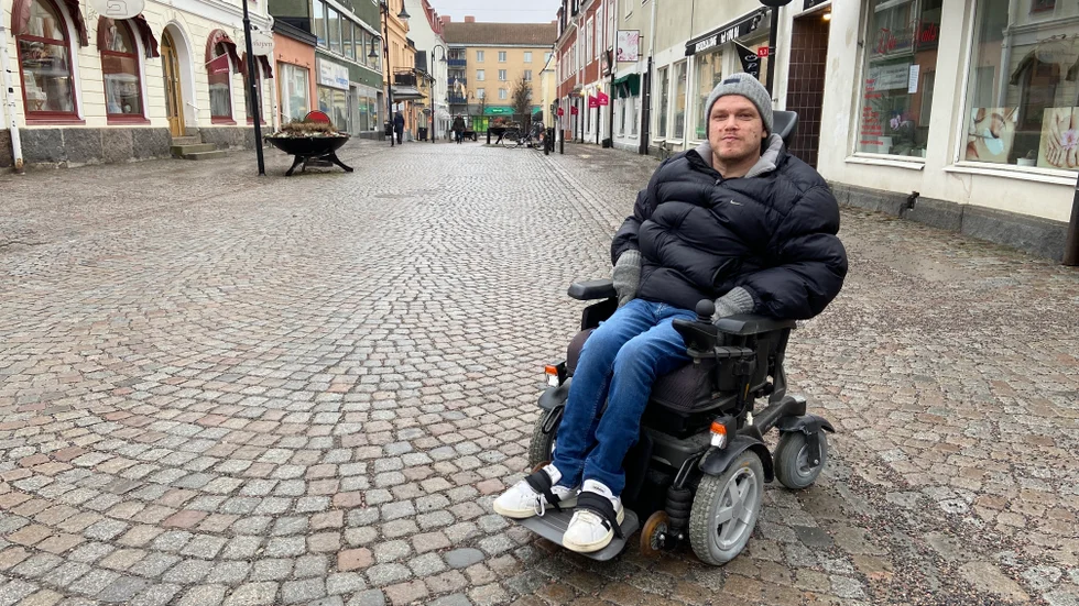 Arbetsförmedlingen säger att de inte kan göra mer. Men Försäkringskassan anser inte att han har rätt till sjukersättning. "Det finns ingen logik i hur de resonerar", säger Emil Åhl.