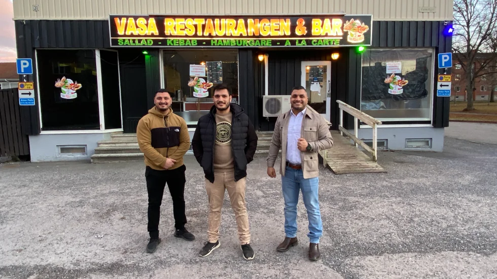 Bröderna Kazem, Razegh och Reza Amiri framför deras nya restaurang på Vasavägen. 
