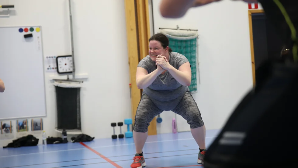 Ner och upp, ner och upp, rytmiskt till musiken. Kanske inte ser så farligt ut, men när man gjort det det ett tiotal gånger så börjar det allt bita lite i benen.