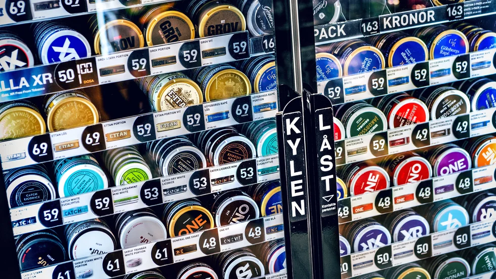En person ville stjäla snus, men råkade trycka på överfallslarmet. 