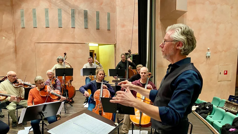 Staffan Sjösvärd är dirigent och har även arrangerat konserten med Queens musik för symfoniorkester, kör och solister. 