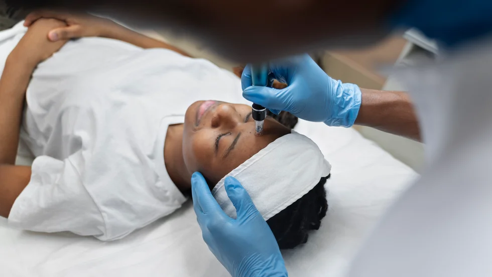 Kvinnan menar att hon bara utfört behandlingar på vänner och familjemedlemmar, men kommunen har hittat hennes Instagramsida där hon marknadsför bland annat microneedling med bilder och priser. Bilden är tagen på en annan salong.