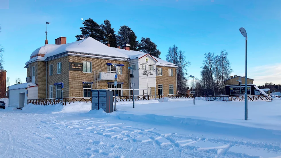 Soldathemmet O II i Boden har tidigare haft uthyrd bottenvåningen till restaurangen Daras. När kontraktet sades upp blev det bråk och en stämning om skadestånd.