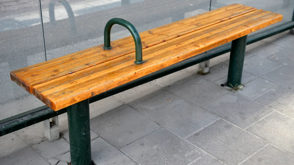I det socioekonomiska utsatta området där jag bor är det ont om sittplatser, menar insändarskribenten.