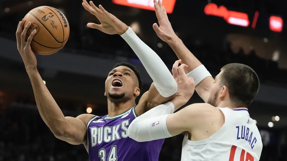 Milwaukees Giannis Antetokounmpo tar sig förbi Ivica Zubac i Los Angeles Clippers i en ny poängshow.