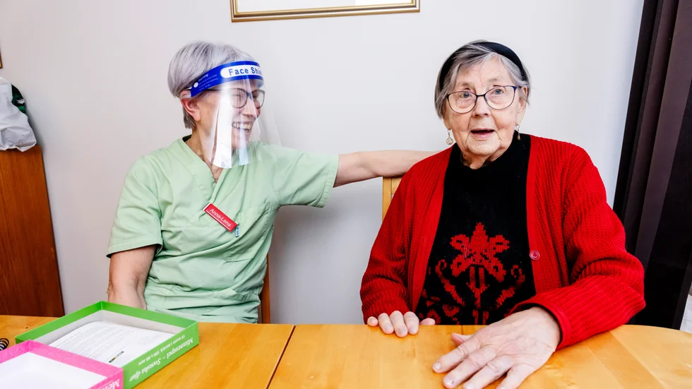 91-åriga Ella Aarea spikar så gott som alla talesätt när hon och Anna-Lena Svensson kör en frågelek.