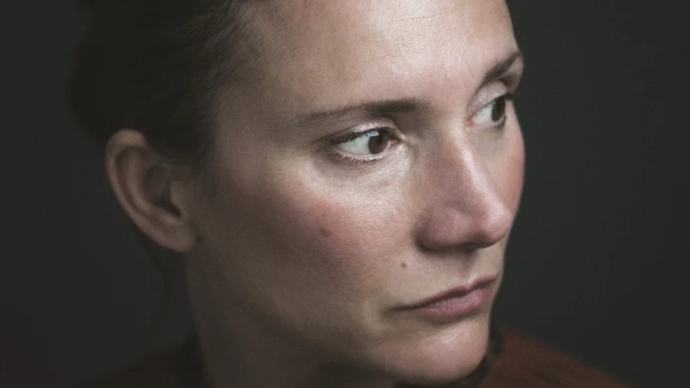 Claire-Louise Bennett slog igenom med debutboken ”Damm” 2019 och har följt upp den med ”Kassa 19”, en bok om böcker och inte en bok om en arbetsplats.
