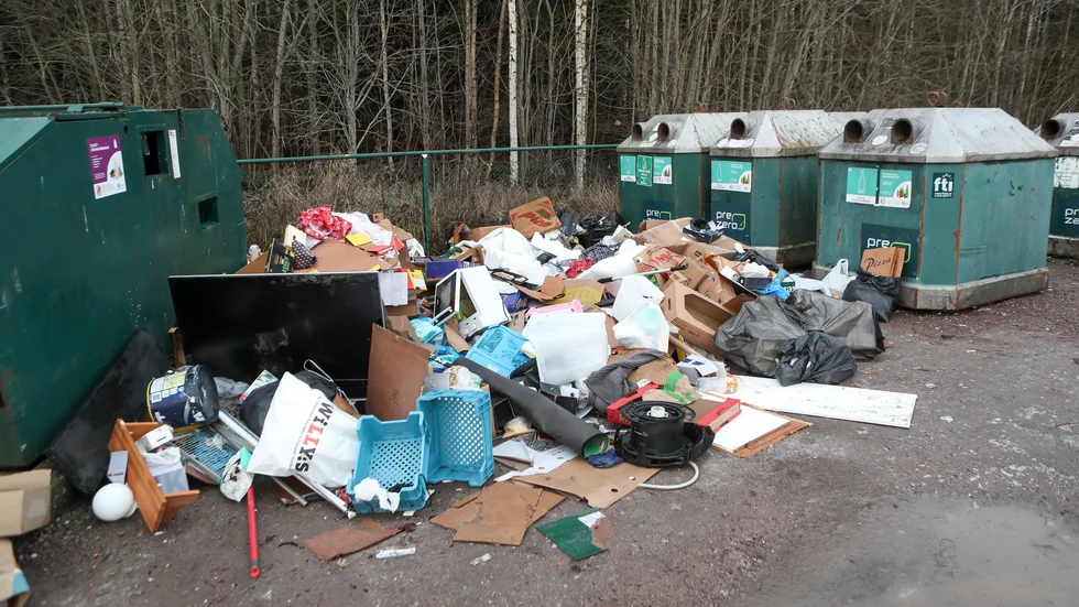 Vid återvinningsstationen vid Bråstorp såg det ut som någon genomfört en förrådsrensning och dumpat allt på marken intill återvinningscontainrarna under julhelgen. 