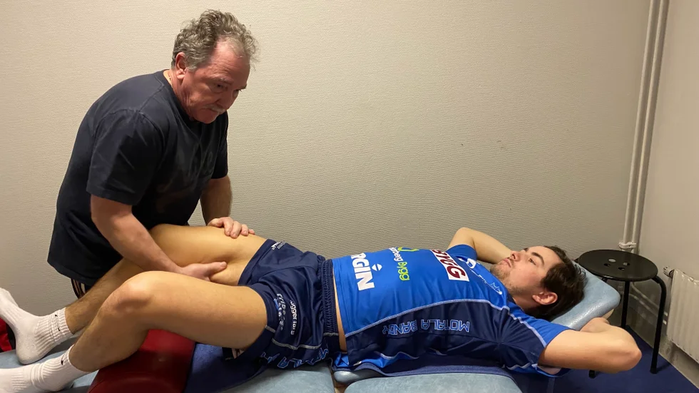Albin Bjerkegren i IFK Motalas elitserielag får på måndagen sitt skadade lår masserat av IFK:s massör Bertil Sundvall. Det är 50/50 om Bjerkegren kan spela på onsdag. IFK har också flera 50/50-matcher som kommer.