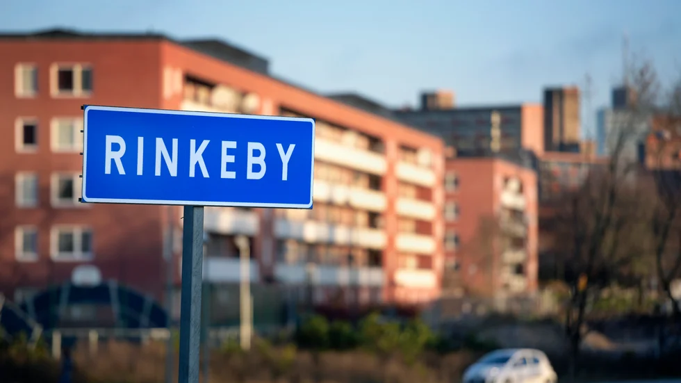 Här i Rinkeby sköts mordoffer nummer 62 ihjäl på juldagsmorgonen. Kriminalitet rör sig inte i slutna nätverk. Barn som inte vågar gå till lekparker, barn som skjuts ihjäl när de rastar hunden lever i helt andra nätverk men påverkas starkt ändå. Samhället är ett gemensamt nätverk. 