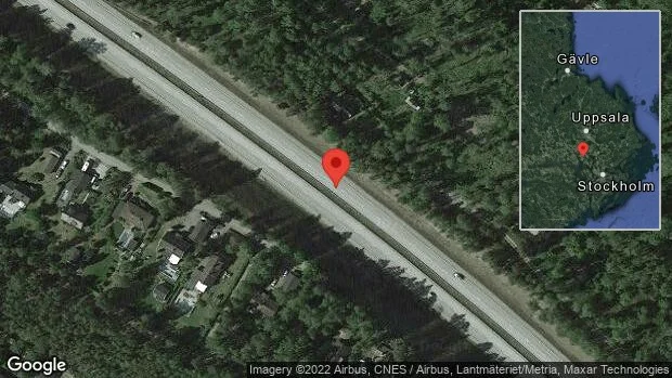En personbil i olycka på E18
