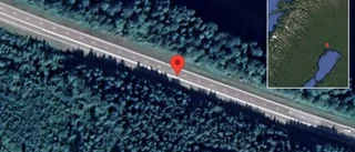 Personbil stillastående på E4 - helt stopp i ett körfält