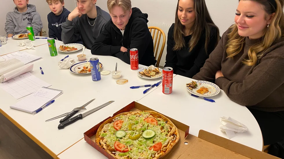 Pizzapanelen studerar nästa pizza och gör sig redo för den kulinariska upplevelsen. 