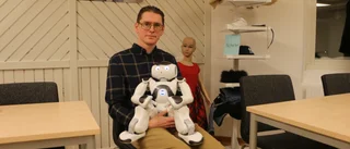 Roboten Nao är ny på Strömbackaskolan – kan förstå och prata 20 olika språk: "Vi i Piteå ska vara först"    