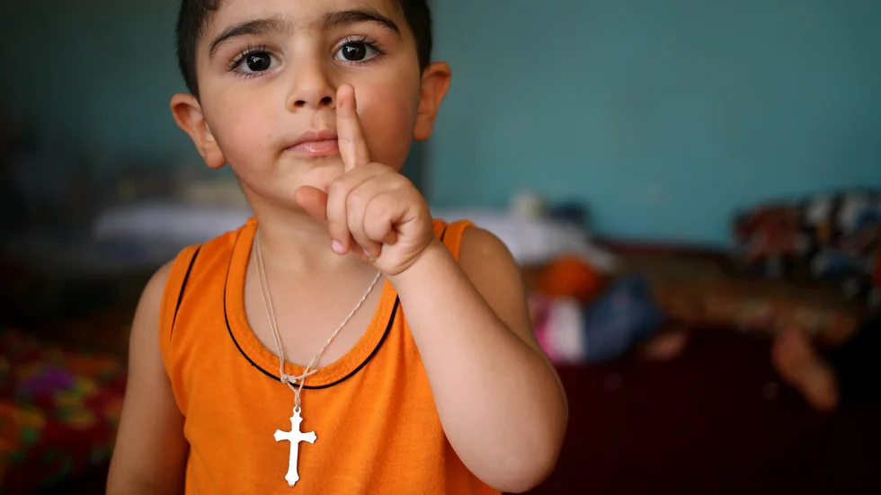 En pojke i Irak under en flykt i landet. I många delar av världen förföljs kristna. Ser vi dem?
